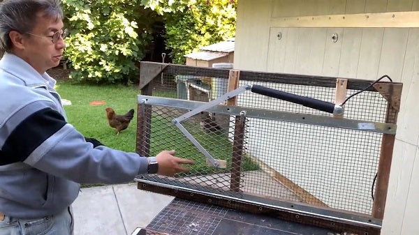 An automatic chicken door with PA-06 actuator